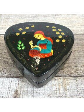 VTG Russian Lacquer Box Heart Shape Mini Hand-Painted Palekh Style Berry Picker
